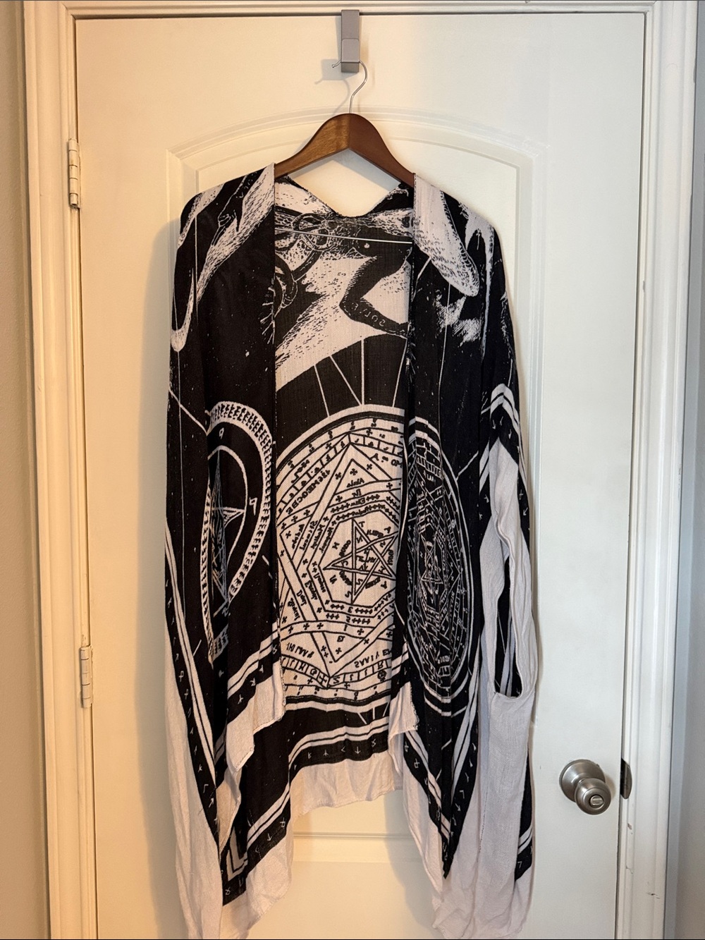 Black & White Graphic Open-Front Poncho Shrug